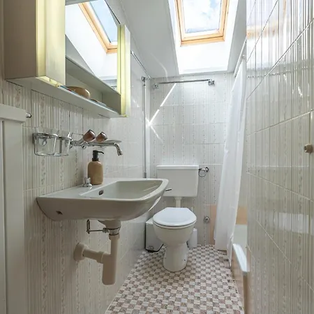 Schoene Dachwohnung Im Zentrum Von Apartament *